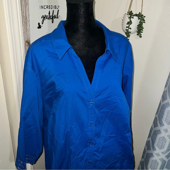 Plus size women’s blue button up top - Picture 3 of 6